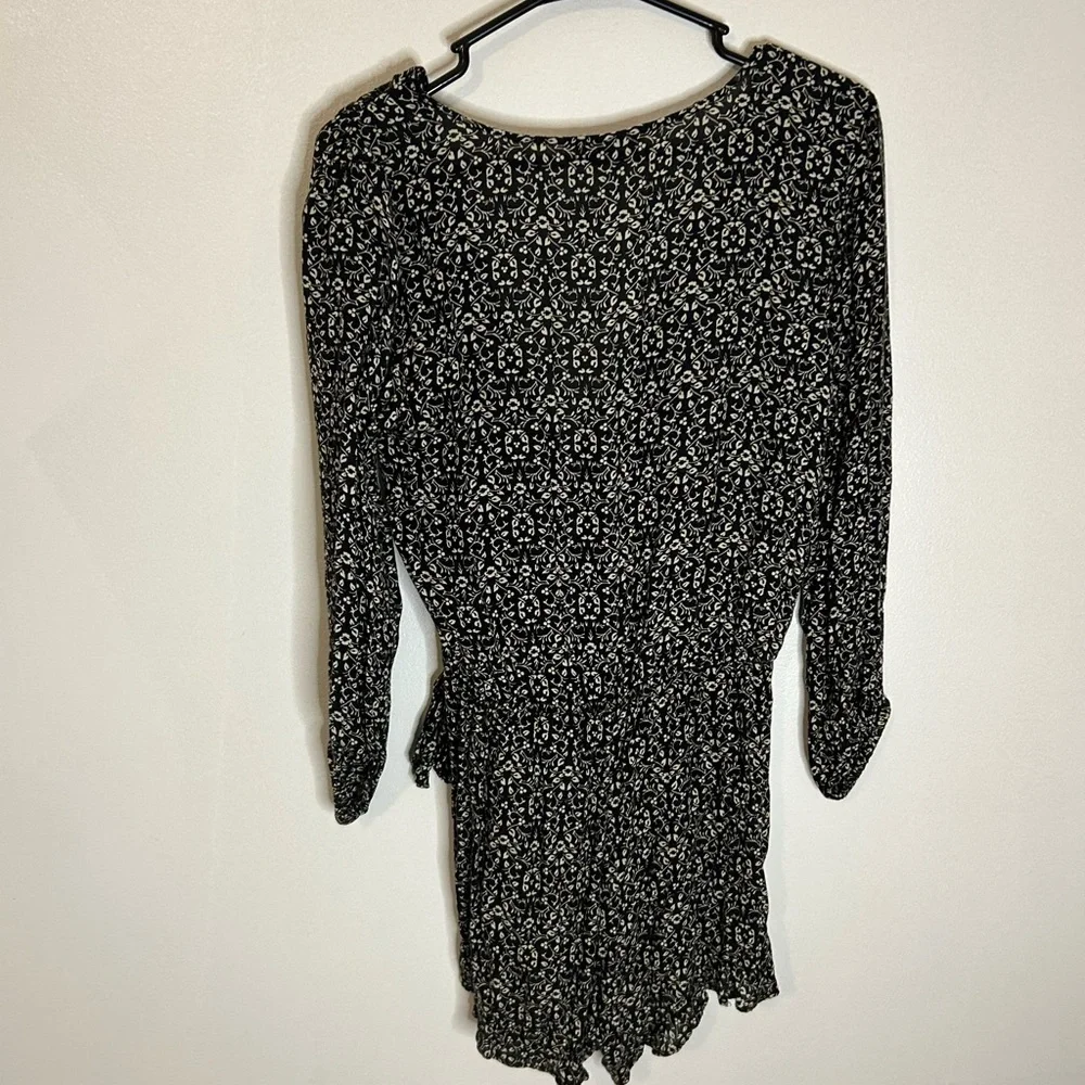 American Eagle Outfitters Black V Neck Vouse - Picture 5 of 5